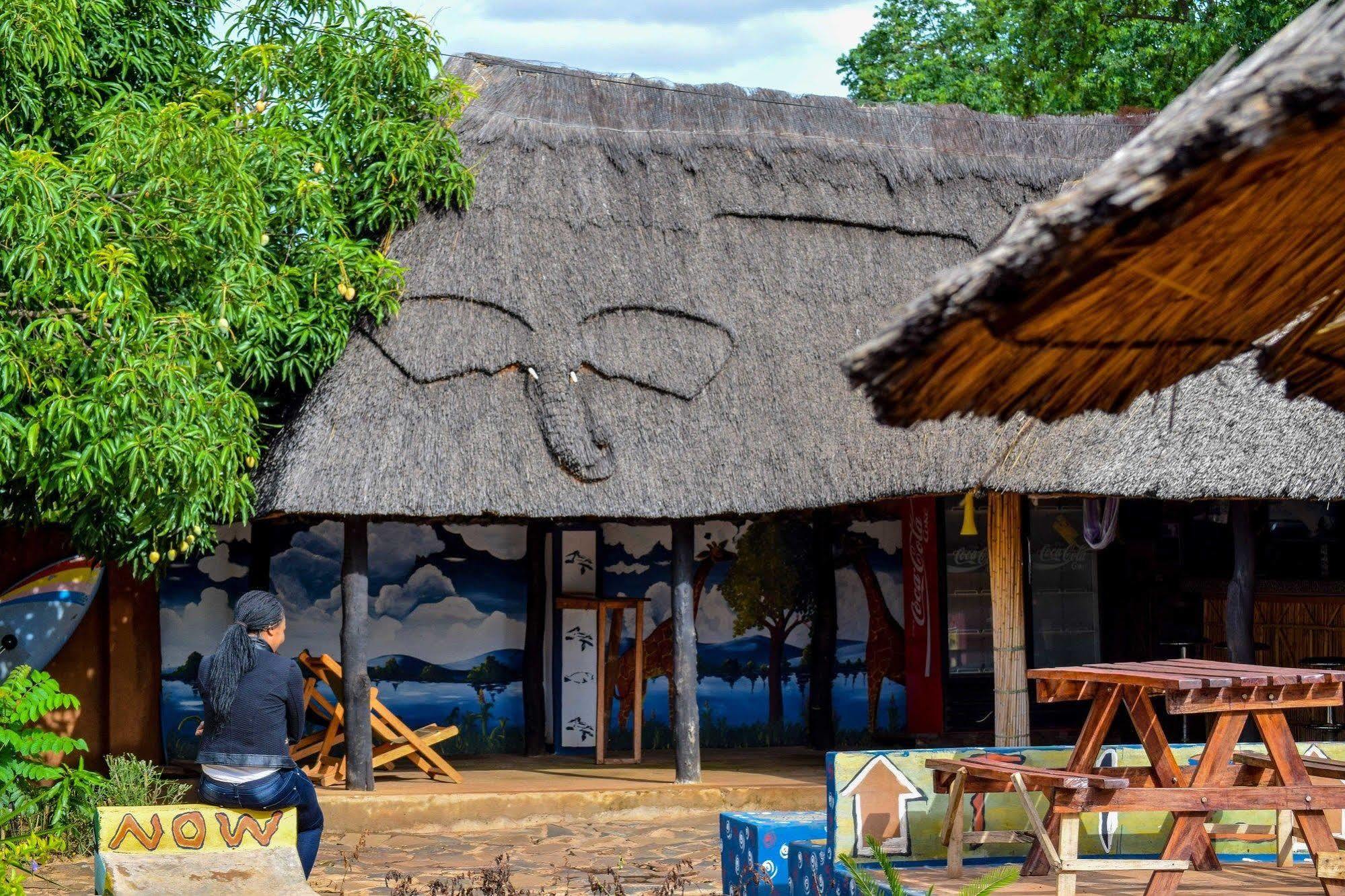Zinga Backpackers Hotel Livingstone Exterior photo